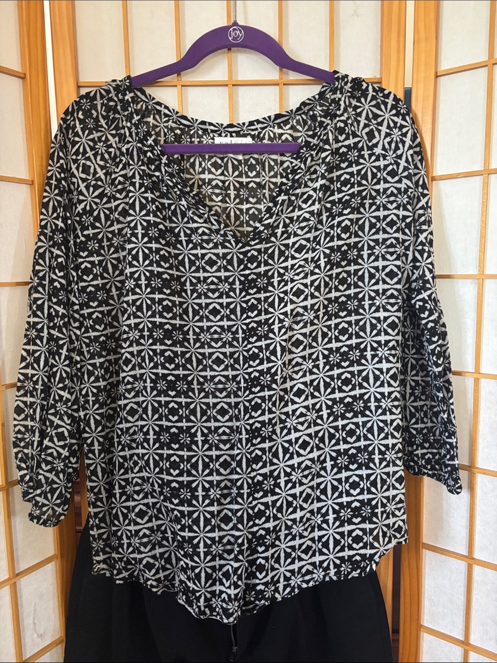 Velvet by Graham & Spencer Black & White Geometric V-Neck Blouse